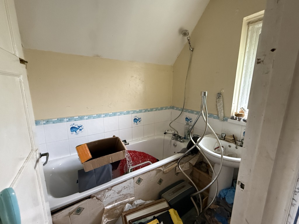 Lot: 132 - RURAL SEMI-DETACHED HOUSE IN NEED OF COMPLETE REFURBISHMENT - Bathroom